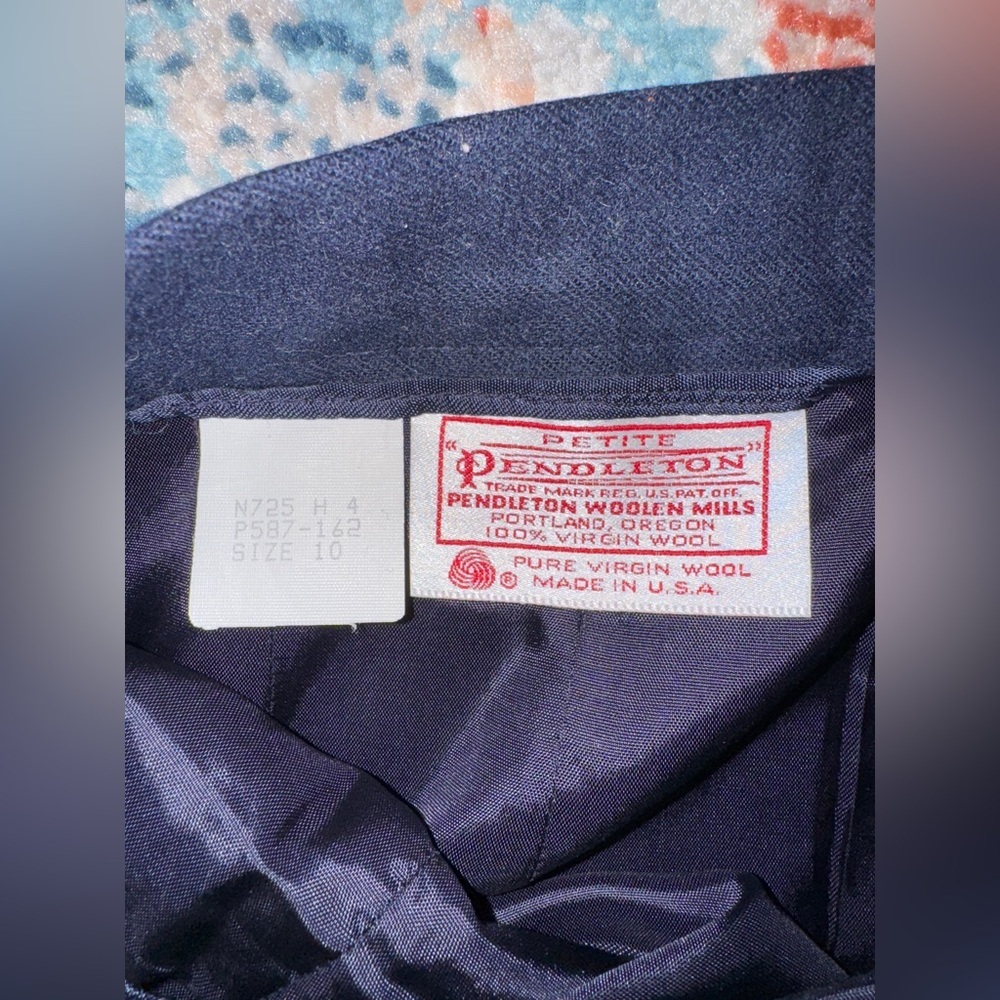 Pendleton 100% virgin wool pencil skirt
Size 10P - Picture 4 of 5